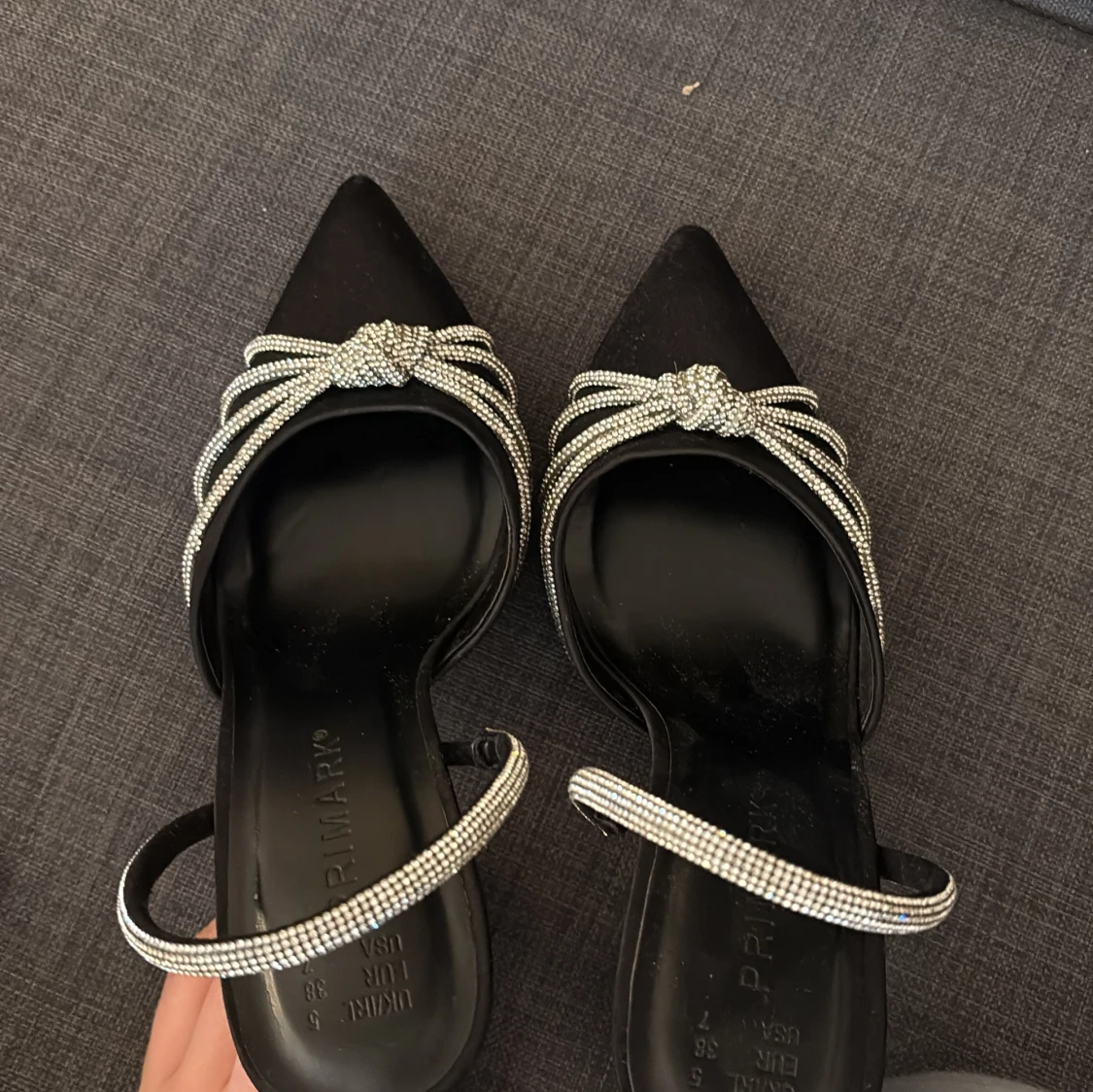 Svarta pumps med strassdetaljer Primark