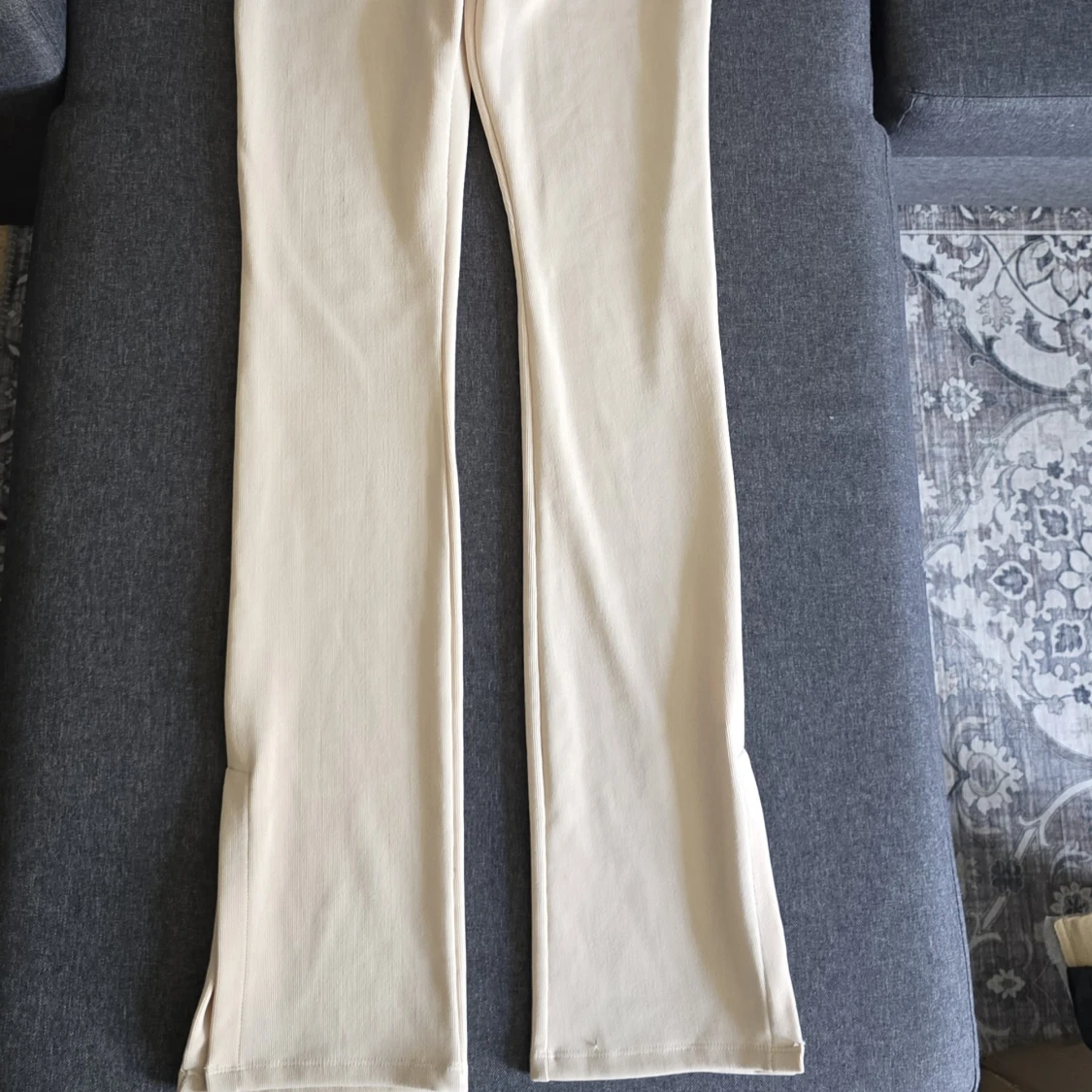 Beiga bootcut byxor från Amisu - 1