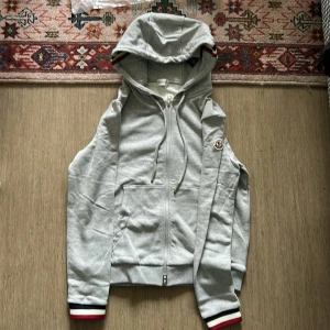 moncler kofta - säljer en fin moncler kofta i strlk M