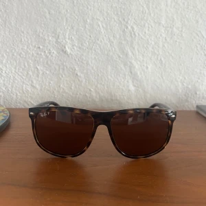  Ray-Ban boyfriend polorized  - Säljer mina rayban boyfriend då jag inte riktigt tyckte dem passade mig, dem är nyskick och inga tecken på skador, köpte för 1200 säljer för 849