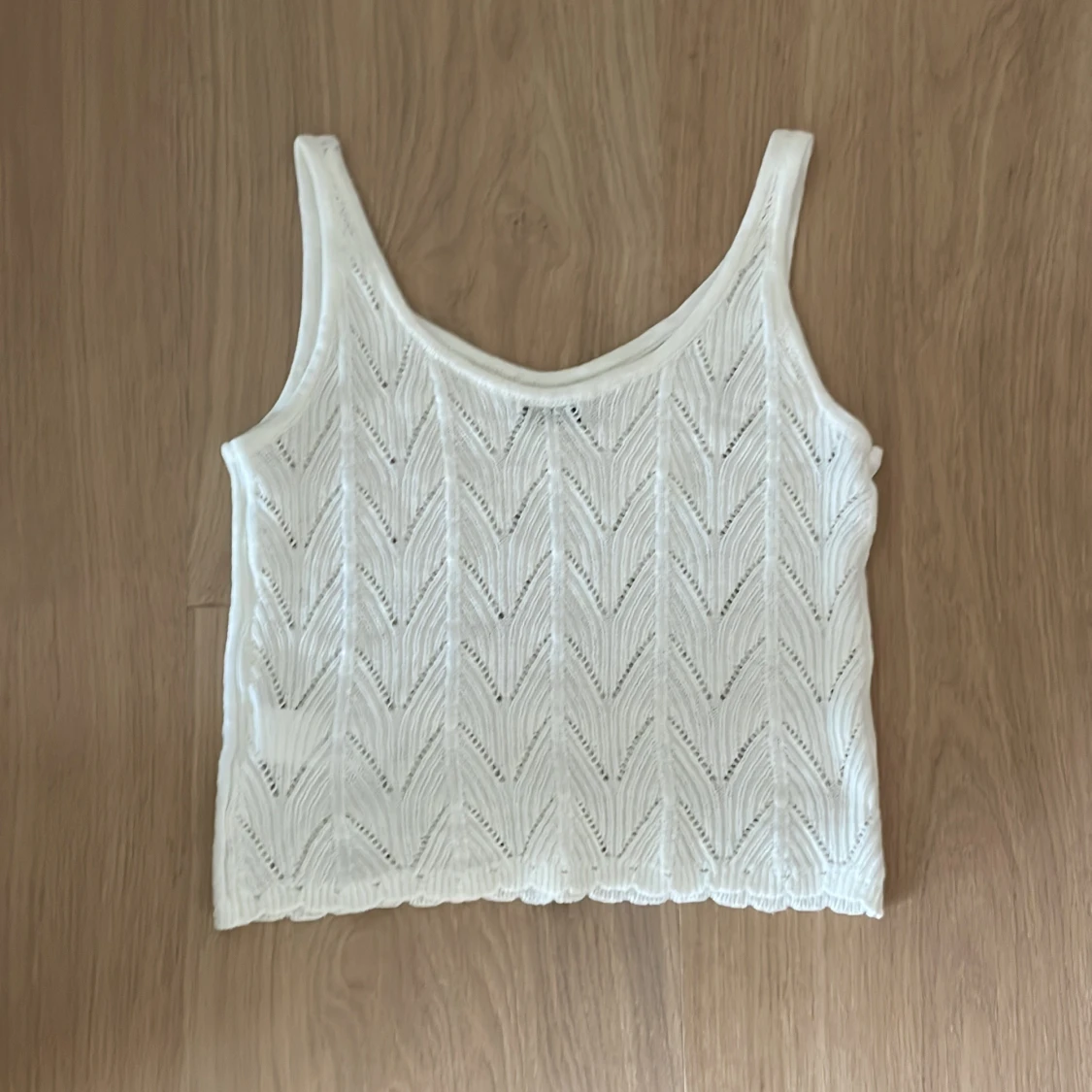 Vit stickad linnetopp med mönster - 1