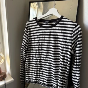 Randig långärmad tröja från Monki - Svartvit långärmad tröja från Monki i storlek M.