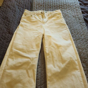 Vita jeans Lane från 157 med rå kant - Säljer ett par vita jeans från 157 i modellen Lane. Byxorna har raka ben, klassiska femficksdetaljer och rå, fransig kant nedtill för en cool look. Tillverkade i bomull och passar perfekt till sneakers eller boots.