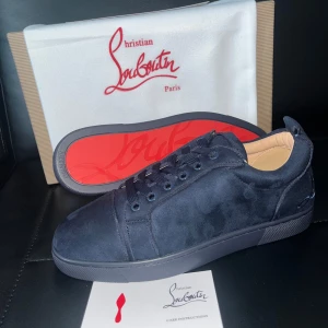 Mörkblå sneakers från Christian Louboutin - Exklusiva mörkblå sneakers i mocka från Christian Louboutin med ikonisk röd sula och broderad logga på hälen. Skorna har rund tå, snörning och en lyxig känsla med beige . Navy färg, Skitsnygga och helnya! Perfekt för sommaren🤩storlek 40 men dem passar upp till 41🥳dock så finns det ingen size stamp. allt OG tillkommer! Skriv vid frågor!
