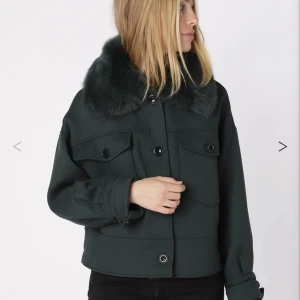 Meotine jacka - Jättefin grön meotine jacka som passar perfekt nu till hösten. Väldigt bra skick men säljer den då jag knappast använder den längre, priset går att diskutera vid snabb affär💖Storlek M/L