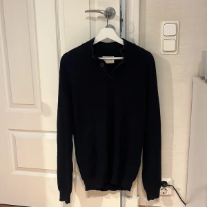 Stickad tröja  - Säljer en stickad tröja från Bruun & Stengade som inte längre kommer till användning. 9/10 skick. Hör gärna av dig om du har några funderingar! 