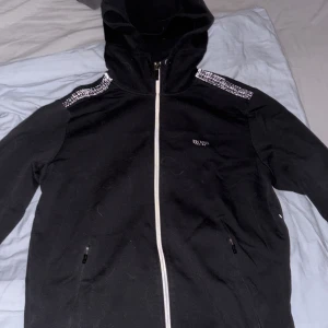 Svart zip-hoodie från Hugo Boss - Svart zip tröja från Hugo boss, de är en lite äldre model 3 år ungefär men den ser ut som en helt ny tröja finns inga fel med den. (storlek M) pris går att diskuteras 