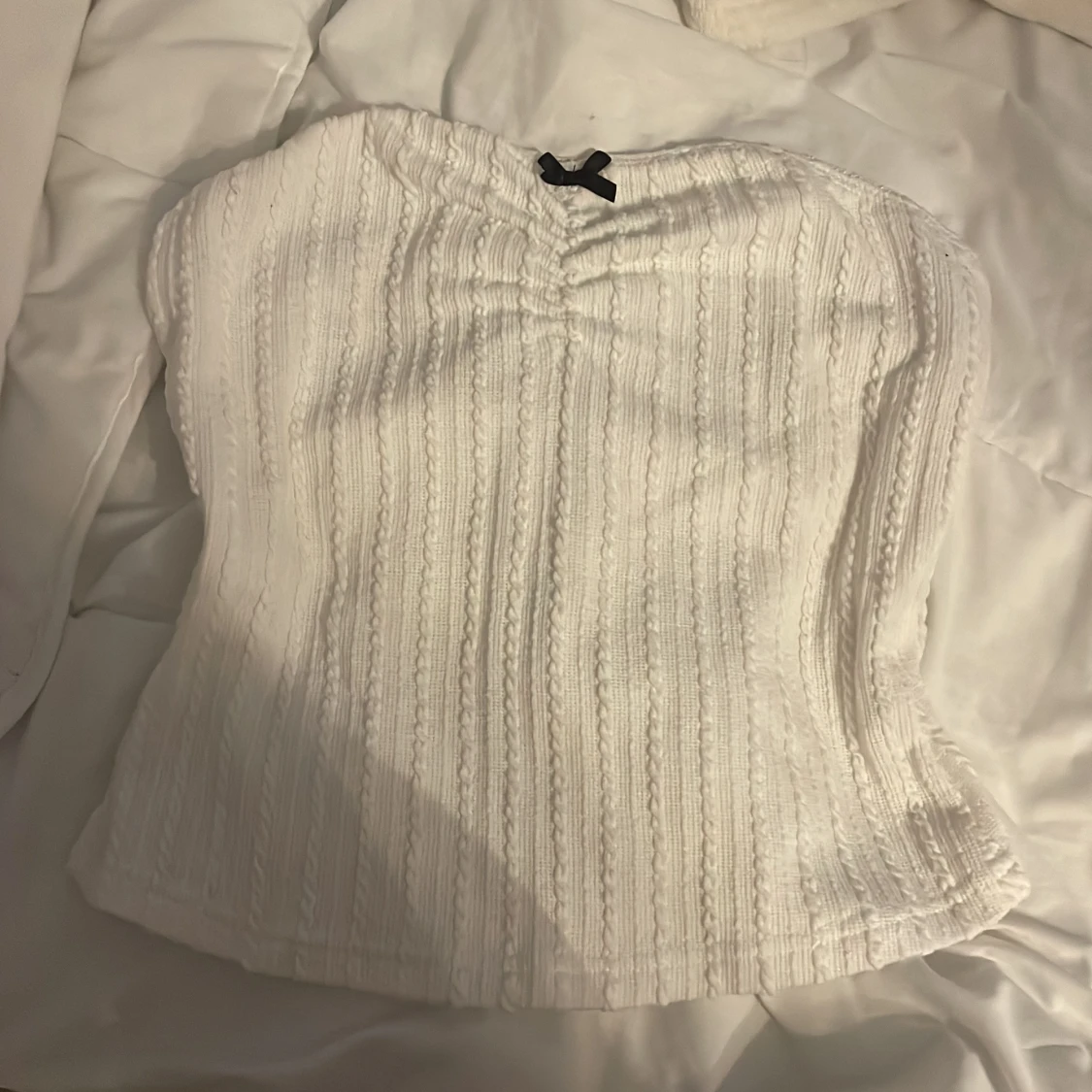 Vit stickad bandeau tubtopp med rosett