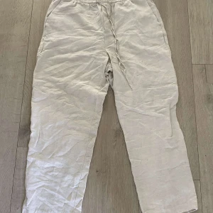 Beiga linnebyxor  - Luftiga och sköna beiga linnebyxor från H&M