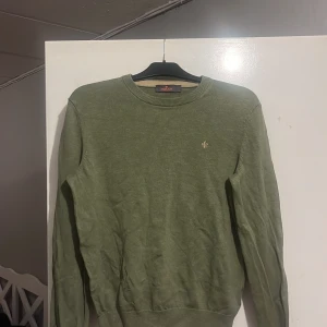 Olivgrön stickad tröja från Morris - Fet Morris tröja som jag knappt har använt!  Passar perfekt till linnebyxor eller jeans.  Nypris 1400 mitt pris 450