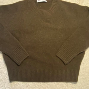 Brun stickad tröja från Zara XS - Mysig brun stickad tröja från Zara i storlek XS. Tröjan har rund halsringning, ribbade muddar vid ärmslut och nederkant samt lång ärm. Perfekt för lager-på-lager och chill höst- eller vinterstil. Kom privat för fler frågor 💕