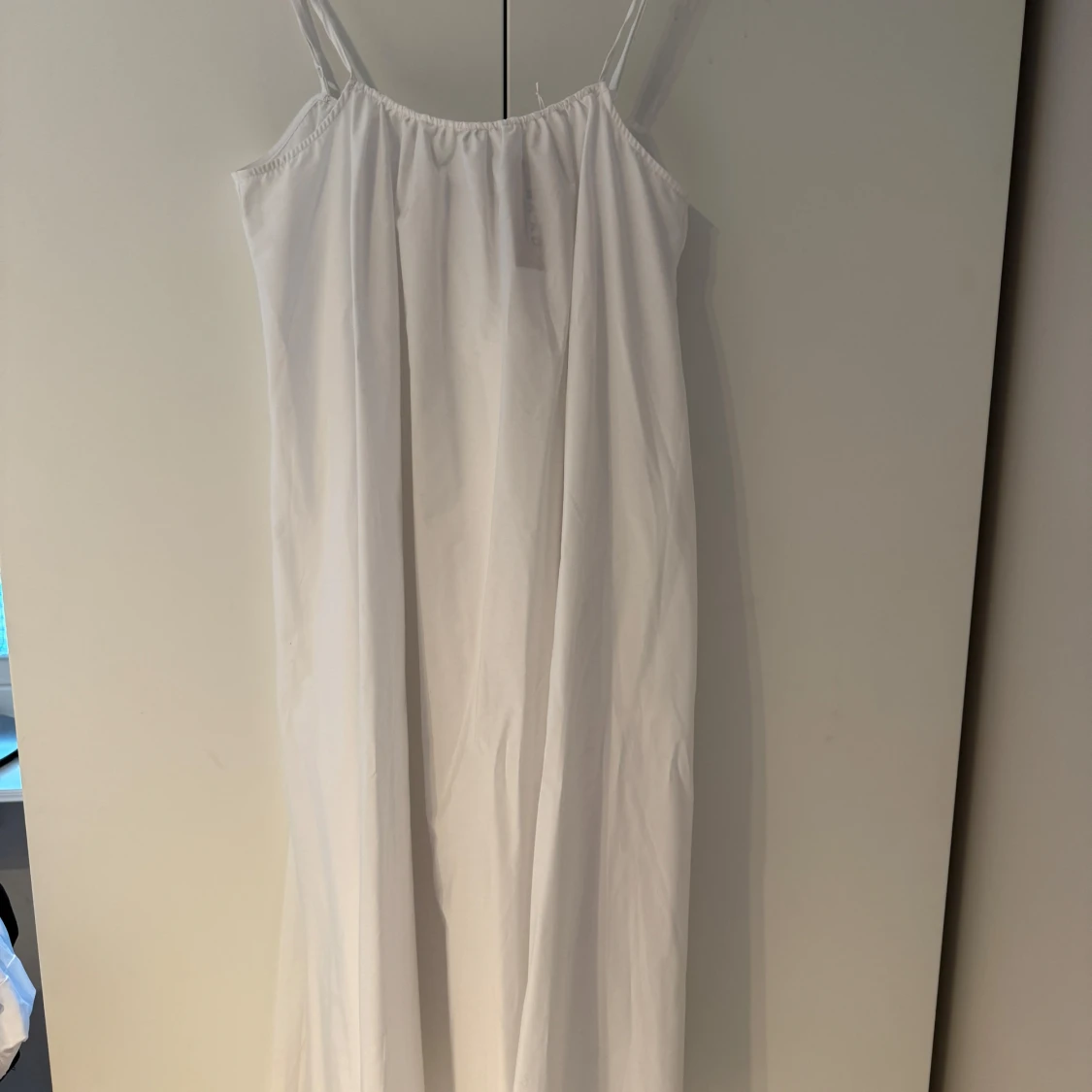 Vit flowy klänning från NA-KD