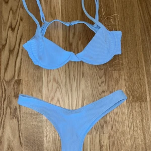 Ljusblå ribbad bikini med bygel - Snygg ljusblå bikini från bershka! Använd en gång💙🐠