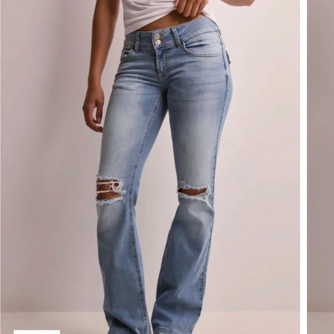 Bootcut ljusblå jeans med slitningar - 1