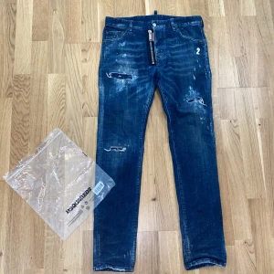 Dsquared2 Jeans - Hej! Säljer ett par Häftiga Dsquared2 Jeans med dragkrage!!! Skick 9/10 Storlek 48 skulle säga S/M raka i modellen. Hör av er för mer info /// MARES 