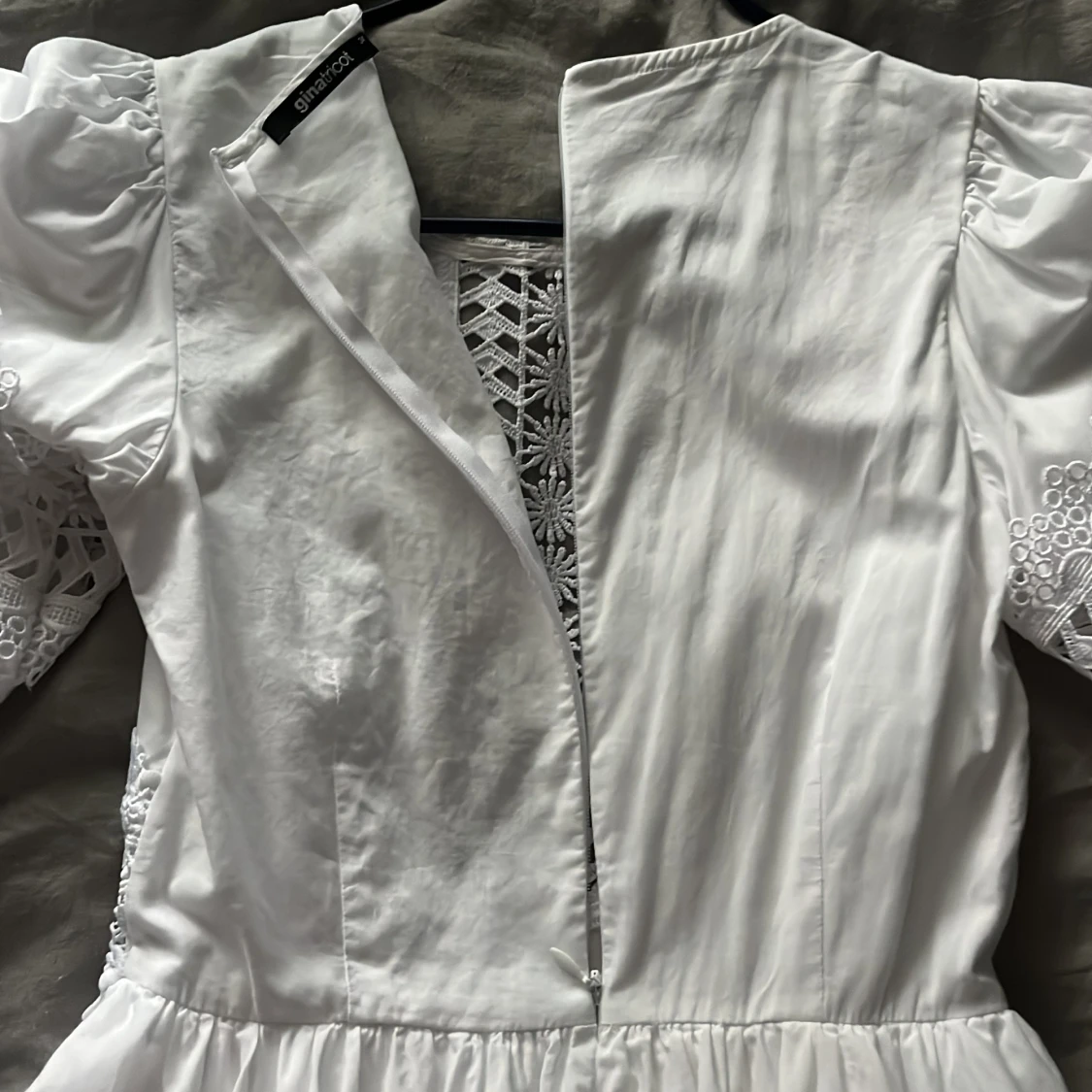 Vit spetsklänning från Gina Tricot - 3