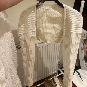 Bolero från Hm - Vit bolero, säljer då den aldrig kommer till användning