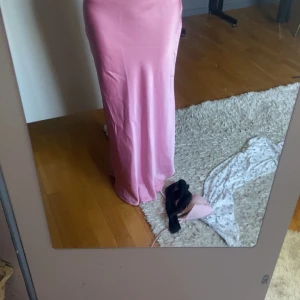 Lång rosa satinklänning - Säljer min långa silkes kjol från Zaras då den inte kommer till användning knappt använd 