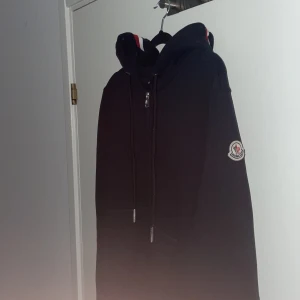 Moncler zip - Jag säljer min Moncler zip. Den är i jättebra skick och alla tags finns. Det går att skanna allt och allt ser bra ut med den. Om du har frågor och funderingar så är det bara att höra av sig.