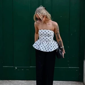 Vit prickig bandeau tubtopp - Superfin vit bandeau tubtopp med svarta prickar och volang nertill från Bikbok. Kollar intresset på den, helt ny med lappar kvar. Slutsåld på hemsidan 🫶