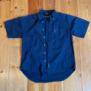 Blå kortärmad skjorta från Timberland - Sporadiskt använd kortärmad skjorta från Timberland. Nypris 1200kr