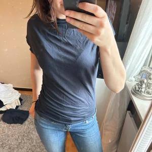 Mörkblå kort ärmad tröja - Jätte fin kort ärmad tröja, rött tunn i material och passar perfekt till alla lägen!