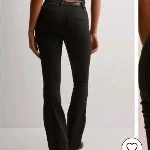 Svarta bootcut jeans  - Snygga svarta jeans med bootcut. Långa i benen. Materialet är mjukt och stretchigt. Det är nästan helt oanvända!