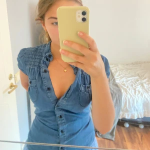 Jeans blus - Skit gullig tunnare vintage jeans blus med knappar och korta armar. Den är i storlek 38 men passar mig som har 34