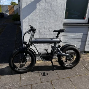 Bazooka E Scooter - Kan åka upp till 90 km på full ladd. Kan trimma till 55 kmh men kör just nu i 25 kmh. Finns kvitto, originala priset är 22000. Priset kan diskuteras! 