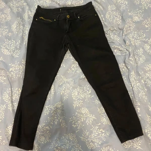 Svarta skinny jeans från Zara Basic - Svarta skinny jeans från Zara Basic Denim Dept. med klassisk femficksdesign och dragkedja fram. Snygg passform som sitter tight hela vägen ner och passar perfekt till sneakers eller boots. Tillverkade i stretchigt jeanstyg för extra komfort.