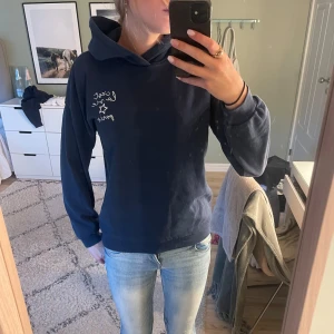 Marin blå hoodie med tryck  - Fin hoodie med tryck, endast använd två gånger