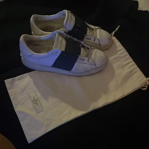 Valentino opens - Säljer ett par valentino opens i strl 39,5  hyfsat skick. Vill du ha mer bilder är de bara o fråga