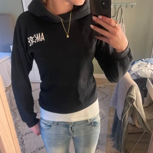 Fin svart hoodie med tryck! - Snygg hoodie med tryck, endast testad men ingen lapp kvar!