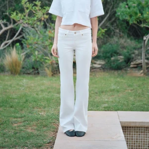 Vita bootcut jeans med låg midja - Snygga vita jeans med låg midja. Använt ett fåtal gånger, helt slutsålda 