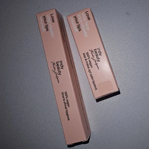 Indy beauty läppglans och läppstift - Kiss & Make Up! Satin Lipstick - Adrianna ord pris 159kr | Time To Shine! Lipgloss - Elvira ord pris 129kr. Totalt värde 288kr
