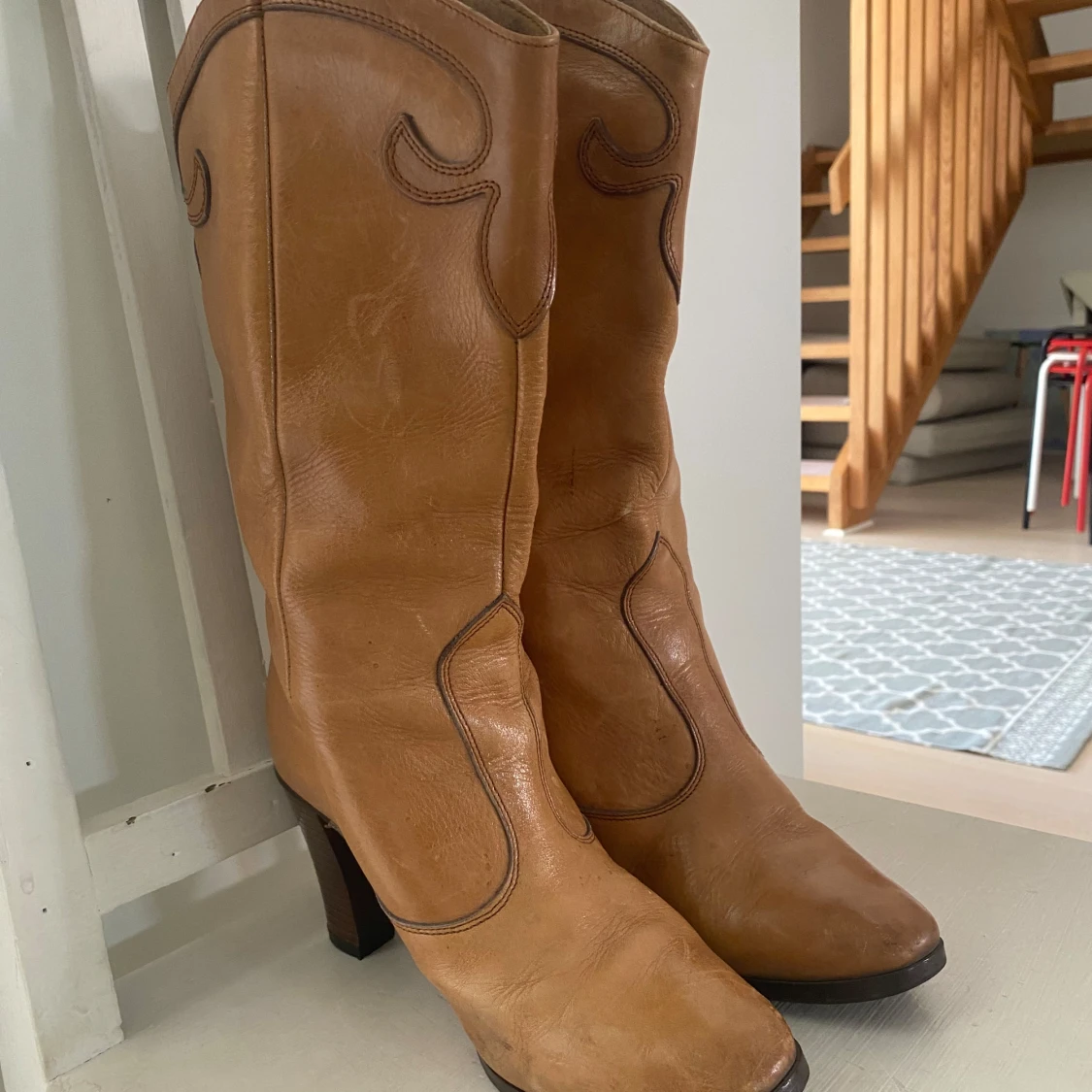 Bruna cowboy boots i skinn med klack - 1