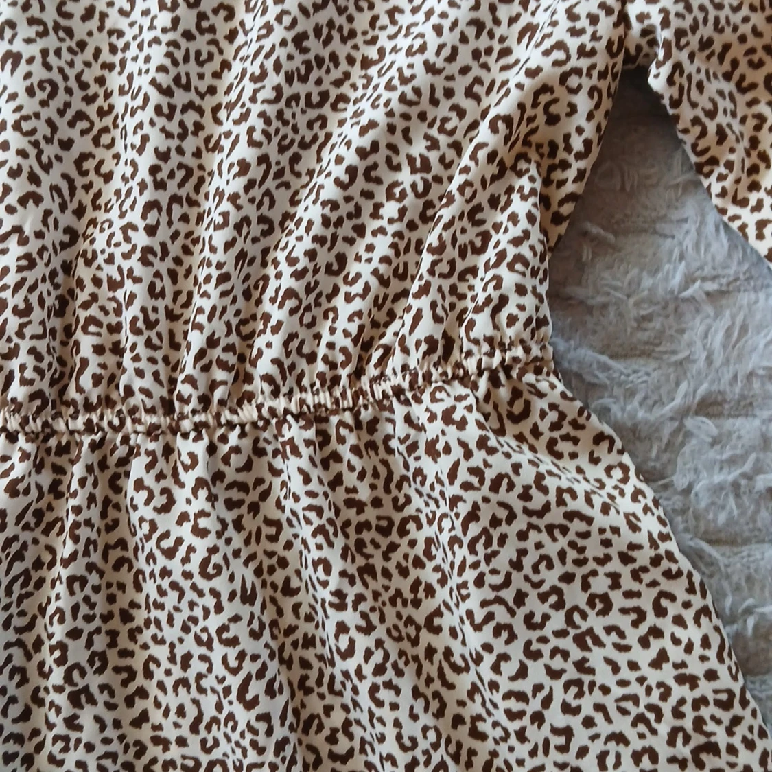 Leopardmönstrad kortklänning med volang - 1