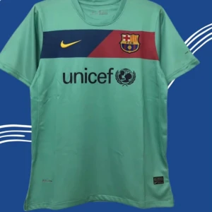 Barcelona Klassisk Borta T-shirt 2010 - Produkttyp: Sport-T-shirt Produktklassificering: Klassiska T-shirts Material: 100 % polyester Storlekar: Finns i alla storlekar (S till 2XL) Färg: Grön Längd: Kort till midjan Namn- och nummertryck finns tillgängligt Spelarklassificering: Sitter åtsittande mot kroppen. Beställ en större storlek om du föredrar en lösare passform. För tvättinstruktioner, vänligen kontakta oss privat