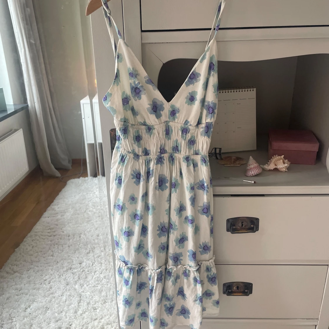 Vit blommig sommarklänning Pull&Bear