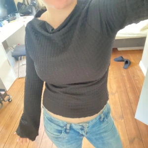 Snygg figursydd tröja - Knappt använd. Mönstrat tyg. Ger kroppen en väldigt fin figur