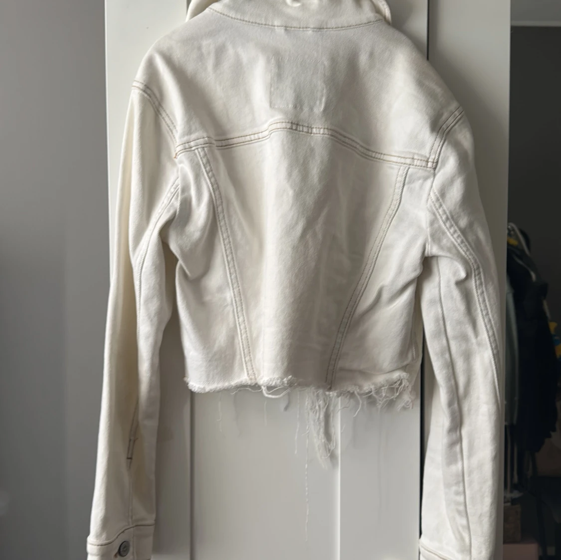 Vit croppad jeansjacka från Hollister - 2