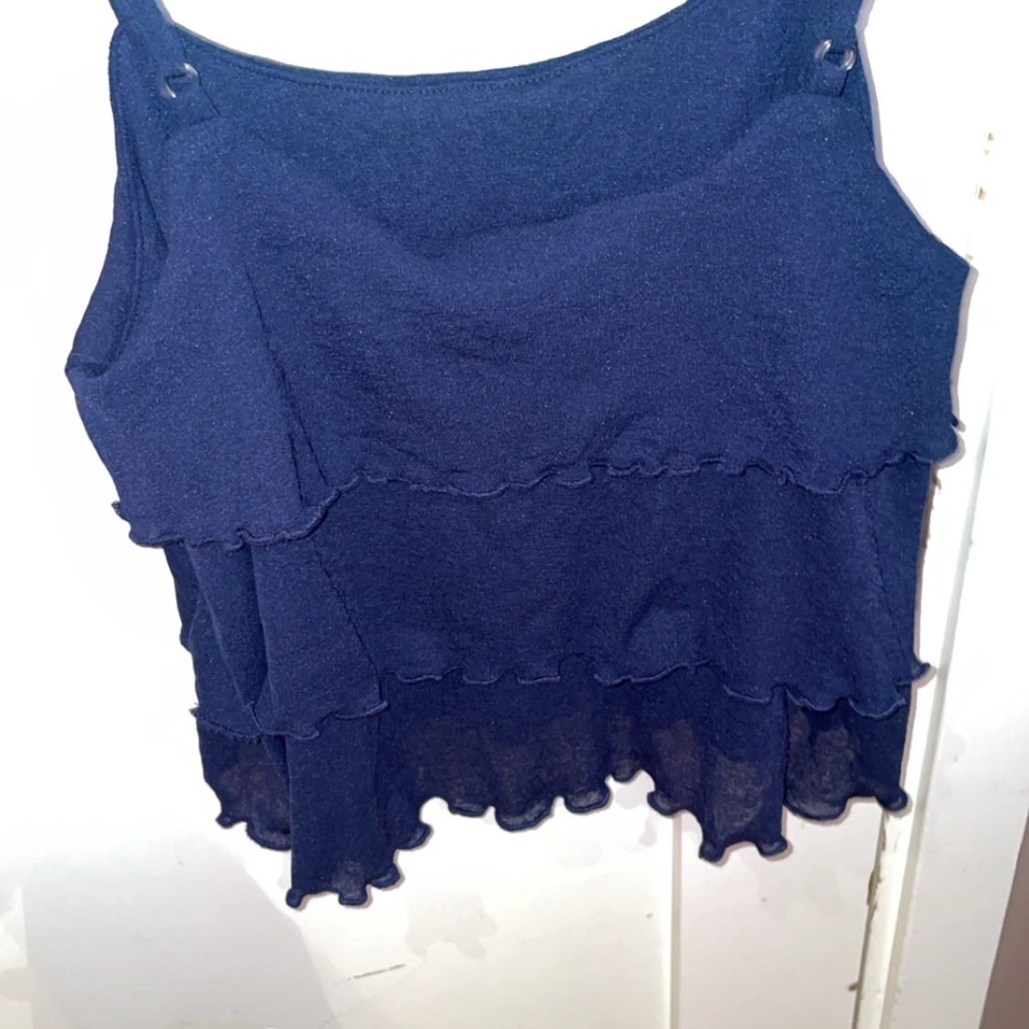 Mörkblå volangig linnetopp - 1