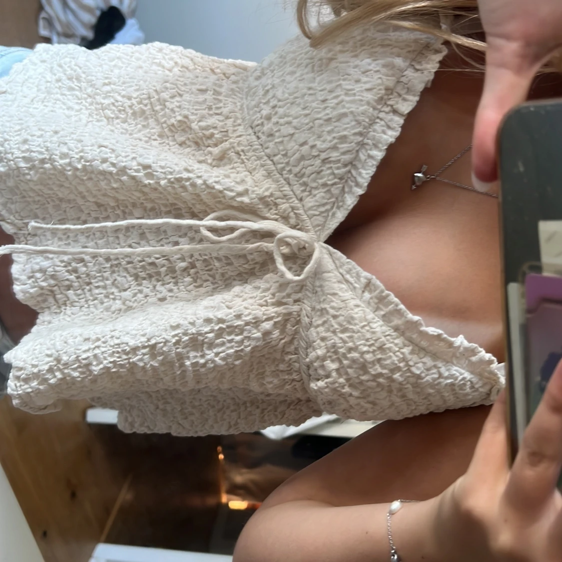 Beige smockad linnetopp med knyt - 1