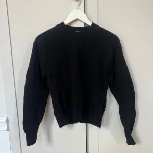 Svart ulltröja från Uniqlo - Jättefin svart stickad tröja i 100% ull från Uniqlo i storlek S.