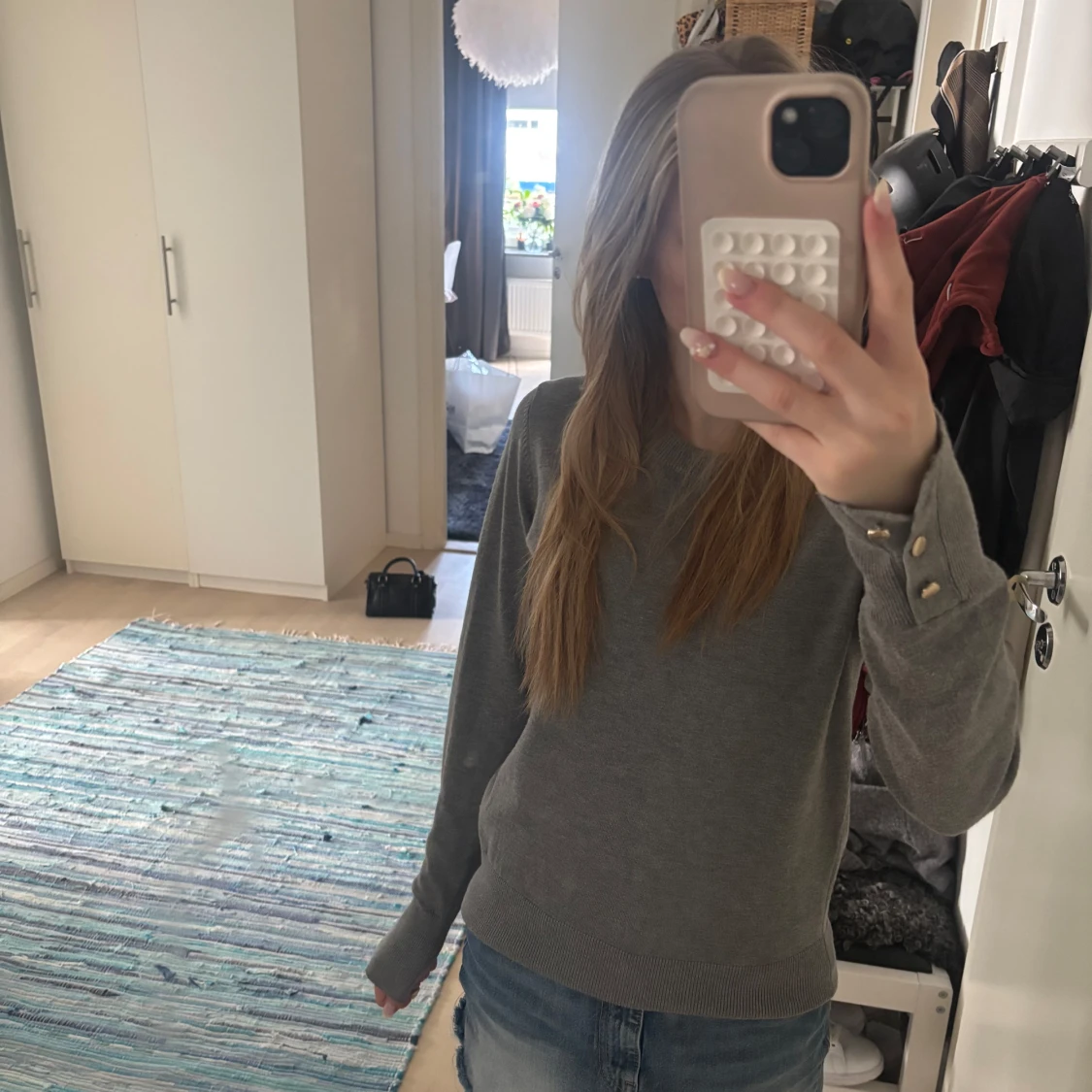 Grå stickad tröja med knappar