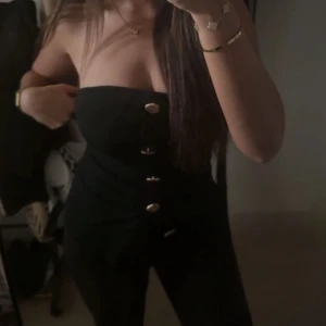 Svart tubtopp med knappar - Vanlig topp med knappar som använts i ett tillfälle. Väldigt elegant 