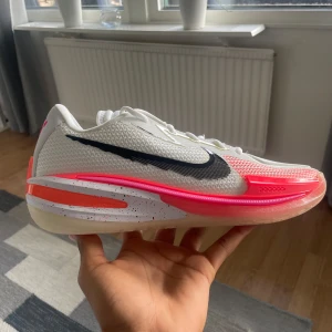 Nike Air Zoom G.T. Cut EP vit/röd - Nike Air Zoom G.T. Cut EP sneakers i vitt mesh med svarta och röda detaljer samt genomskinlig sula. Aldrig använda och säljs för att de är för stora. 😁