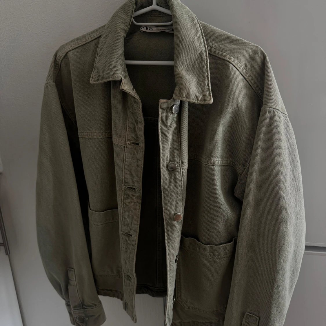Olivgrön jeansjacka från Zara