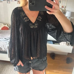 Zarablus - Superfin svart blus med detaljer, använd nån gång men har inga defekter och ser ut som ny!
