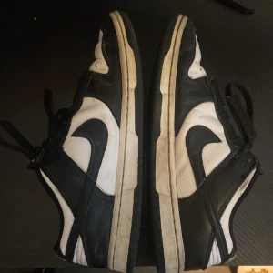 Panda dunks svart-vit - Storlek 42 - 3 månaders användning - ser ganska nya ut som ni ser på bilderna - passar inte mig längre darför jag säljer - ena skon är lite creasad men andra är lite mer men det går o fixa så dom inte är lika creasade - köpte för 1399kr men vill inte ha mer än 500 då dom är använda redan - pris kan diskuteras privat - men säljer just nu för 400kr. 